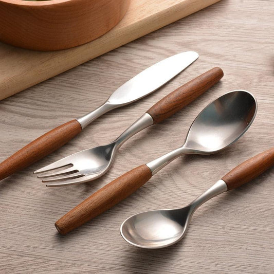 Elegantes Besteckset Aus Edelstahl Und Naturholz – Perfekte Kombination Aus Stil Und Funktionalität 1